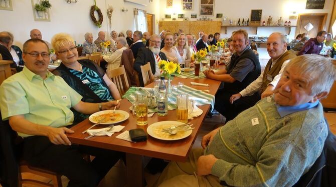 Gemütliches Treffen der Generationen in der Festscheuer des Rommelsbacher Drei-Birkenhofs. Zweiter von rechts ist Hans Kern, der