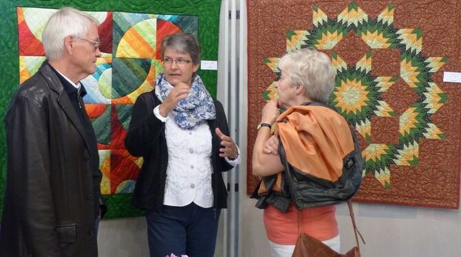 Die Quilt-Künstlerin Iris Jakubik (Mitte) beantwortete gerne die Fragen der Ausstellungsbesucher. FOTO: WEBER