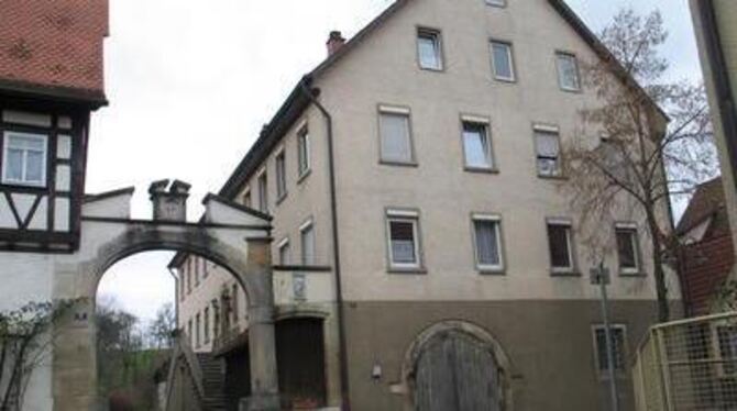 Das sogenannte Schlössle in der Klosterstraße in Neuhausen: Torbogen und das danebenstehende Backhaus (nicht auf dem Bild) sind