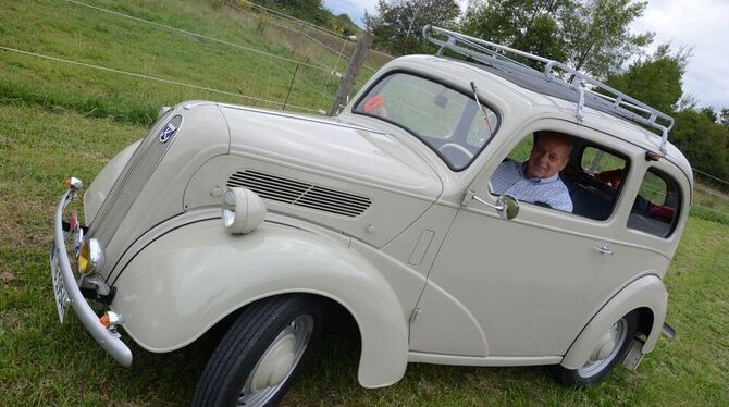 Gürtelreifen in ihrer schönsten Form: Bernd Grasse in seinem Ford Popular Baujahr 1954. Gürtelreifen in ihrer schönsten Form: Bernd Grasse in seinem Ford Popular Baujahr 1954.
