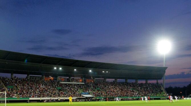 Stattlich und zweitliga-tauglich: 15 000 Menschen fasst das Reutlinger Stadion.  FOTO: NIETHAMMER