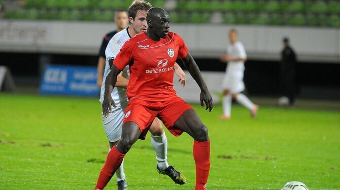 Hatte gegen die TSG Balingen einen perfekten Einstand beim SSV: Ivans Gomis (vorne), hier im Duell mit Stefan Vogler. FOTO: BAUR Hatte gegen die TSG Balingen einen perfekten Einstand beim SSV: Ivans Gomis (vorne), hier im Duell mit Stefan Vogler. FOTO: BAUR