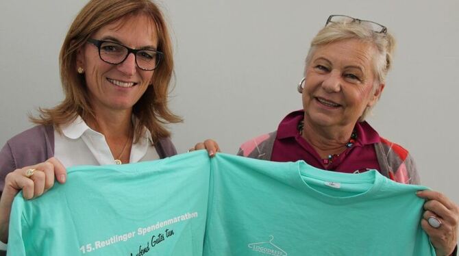 Annette Lachenmann (links) und Barbara Dürr verteilen am Samstag Gratis-Shirts für die ersten 100 Spenden-Läufer. FOTO: LEISTER