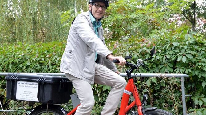 Ganzjährig aufs E-Bike gesetzt: Andreas Gammel kann beim Patientenbesuch auf zwei Rädern auch etwas für seine Fitness tun. FOTO: Ganzjährig aufs E-Bike gesetzt: Andreas Gammel kann beim Patientenbesuch auf zwei Rädern auch etwas für seine Fitness tun. FOTO: