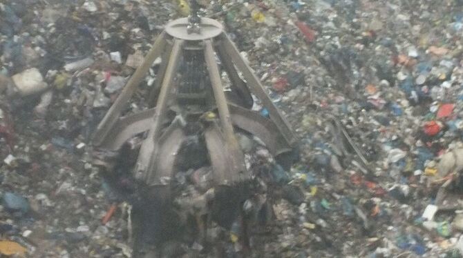 Insgesamt 18000 Kubikmeter an Abfällen fasst der Müllbunker. Mit einem großen Greifer wird das zerschredderte Material auf Förde