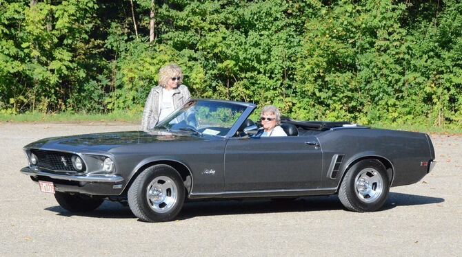 Fritz Votteler und sein eigenhändig restaurierter Ford Mustang. Seine Frau Susanne begleitet ihn zur »Stuttgart Night Cruise«.