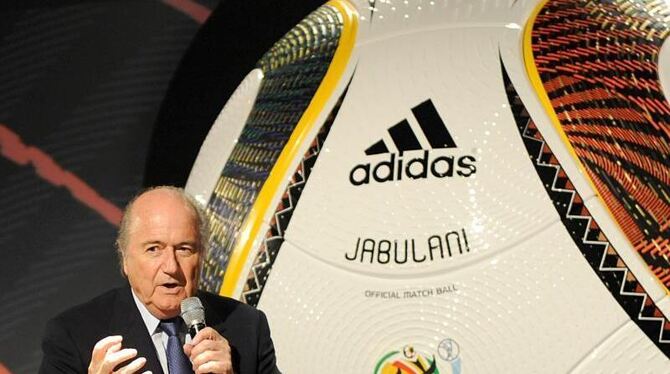 FIFA-Präsident Joseph Blatter präsentiert 2010 den WM-Ball. Hersteller Adidas gehört zu den Top-Sponsoren der FIFA. Foto: Ber
