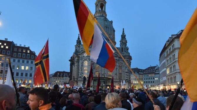 Die fremdenfeindliche Pegida-Bewegung erhält wieder mehr Zulauf. Tausende Menschen gingen in Dresden auf die Straße. Foto: Be