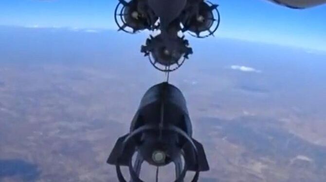 Ein russisches Kampflugzeug ausgestattet mit einer Bombe über dem Grenzgebiet zu Syrien. Foto: Verteidigungsministerium Russl