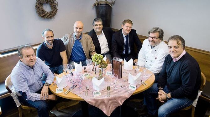 Die Gastronomen bitten bei der Schlemmernacht zu Tisch, fürs Pressefoto nehmen sie noch selbst Platz (von links): Georg Wurster