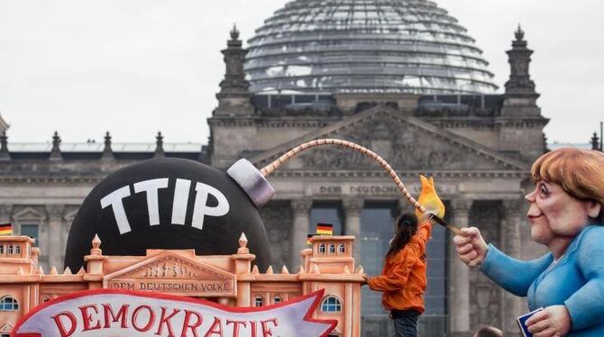 »Foodwatch«-Mottowagen vor dem Reichstag. Foto: Michael Kappeler