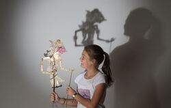 Schattenspielerin mit einer filigranen Gliederfigur. FOTO: A. DREYER/LINDENMUSEUM
