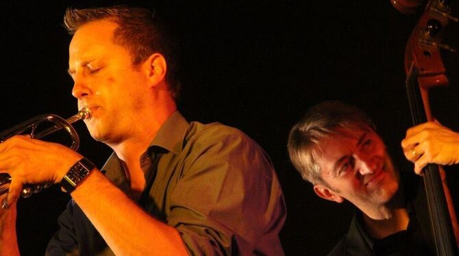 Trompeter Peter Protschka und Bassist Martin Gjakonovski in der »World of Basses«. FOTO: JÜSP
