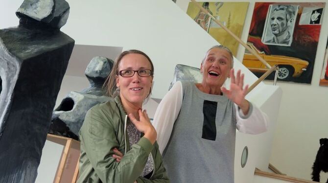 Christina Korzen (links) und Sabine Grässlin im Heim der Letzteren, das irgendwie auch Kunstmuseum ist.