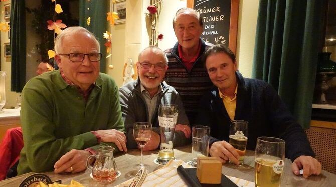 Werner Opitz, Werner Krause, Hans Bock und Arthur Krieger (von links) sind vier von 13 Stammtischbrüdern. GEA-FOTO: DÖRR