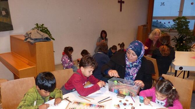 Das Begegnungscafé bietet Kindern viel Platz zum Malen und Spielen (von links): Farez, Rafaat, Nahed Zein Alabiden und Laya. FOT