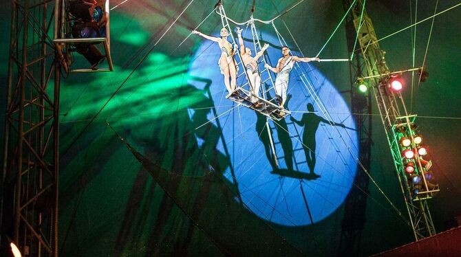 Zum spektakulären Zirkusprogramm im Zelt von Charles Knie gehören auch die »Flying Costa« mit dem dreifachen Salto Mortale im Re