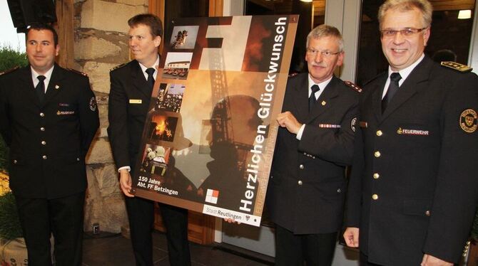 Das Bild von einem Feuerwehrmann vor einer Flammenwand in Betzingen brachte Feuerwehrkommandant Harald Herrmann (rechts) mit und