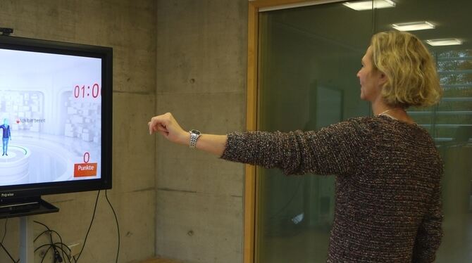 Besucherin Uschi Gonser testet mit der Xbox ihre Reaktionsfähigkeit.  FOTO: GOLZ