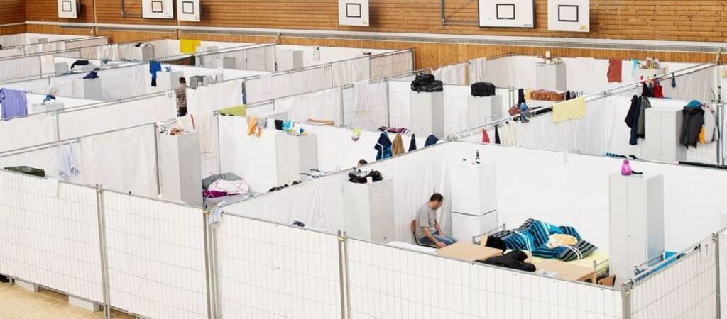 120 Flüchtlinge aus Syrien, Eritrea und Somalia leben in Sechser-Parzellen in der Theodor-Heuss-Sporthalle.  GEA-FOTO: TRINKHAUS