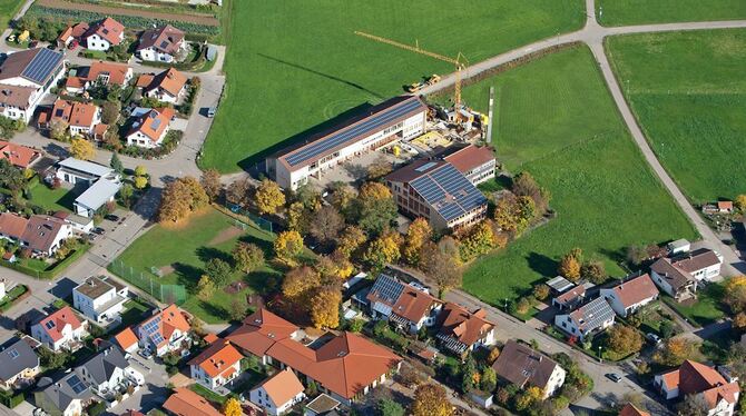 Der sogenannte Nettoweg führt dicht am lang gestreckten Gebäude der Gustav-Werner-Schule, der Gemeinschaftsschule in Walddorf, v
