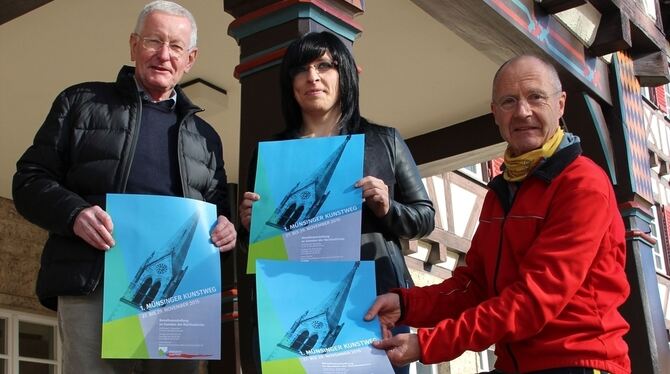 Kunst für die Martinskirche: Die Plakate für das Münsinger Benefiz-Projekt präsentieren hier (von links) Dr. Siegfried Hahn vom
