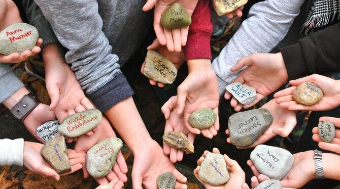 Schüler haben Gedenk-Steine beschriftet – mit Namen von Menschen, die in Reutlingen gelebt haben und nur Opfer der nationalsozia