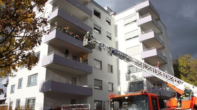 Nein, gebrannt hat es am Hochhaus in der Mühlstraße in Riederich nicht: Die hiesige Feuerwehr probte mit Einheiten aus Reutlinge