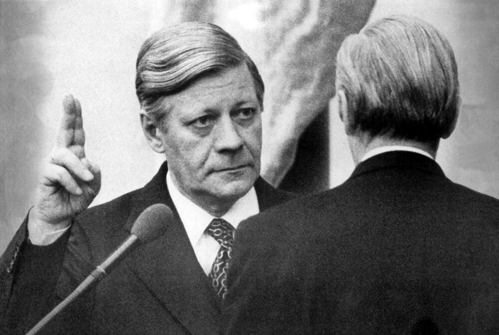 Knapp zwei Stunden nach seiner erneuten Wahl durch den Deutschen Bundestag wird Helmut Schmidt am 15.12.1976 von Parlamentspräsi
