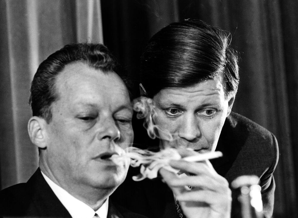 Willy Brandt (links) im Gespräch mit dem Hamburger Innensenator Helmut Schmidt.
