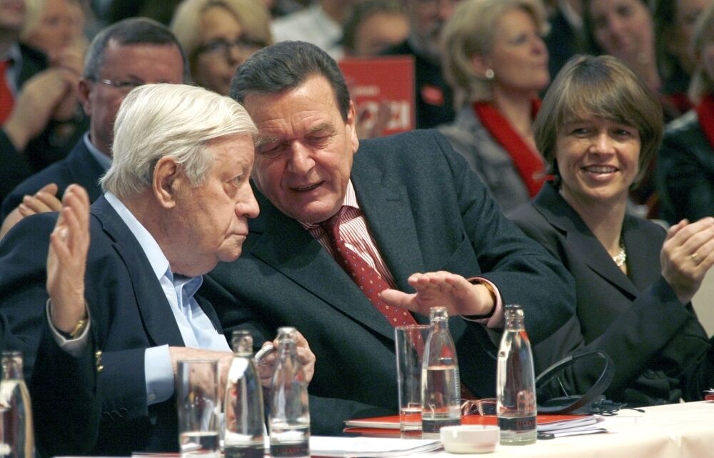 Die Alt-Bundeskanzler Helmut Schmidt und Gerhard Schröder unterhalten sich 2008 in Berlin auf einem Sonderparteitag der SPD.