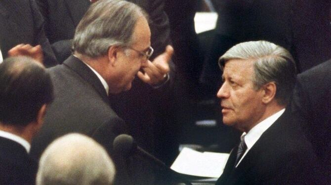 Abschied vom Amt: Der gestürzte Bundeskanzler Helmut Schmidt beglückwünscht am 1.10.1982 seinen Nachfolger Helmut Kohl zu des