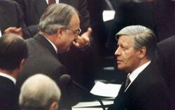 Abschied vom Amt: Der gestürzte Bundeskanzler Helmut Schmidt beglückwünscht am 1.10.1982 seinen Nachfolger Helmut Kohl zu des