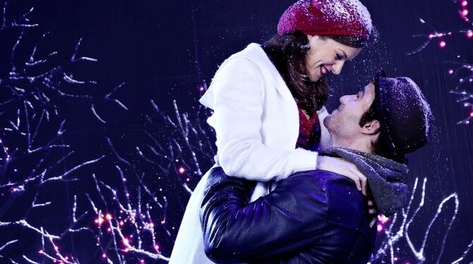 Zerbrechliches Liebesglück: Rocky und Adrian auf der (echten!) Eisbahn. FOTO: STAGE ENTERTAINMENT Zerbrechliches Liebesglück: Rocky und Adrian auf der (echten!) Eisbahn. FOTO: STAGE ENTERTAINMENT