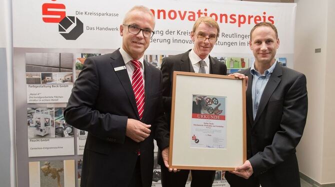 Kreissparkassen-Vorstandsvorsitzender Michael Bläsius und Handwerkskammerpräsident Harald Herrmann überreichen die Siegerurkunde Kreissparkassen-Vorstandsvorsitzender Michael Bläsius und Handwerkskammerpräsident Harald Herrmann überreichen die Siegerurkunde