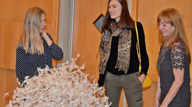 Susanne Dohm-Sauter (links) präsentierte bei der Ausstellung der Eninger Künstler in der HAP-Grieshaber-Halle ein aus Plastikfol