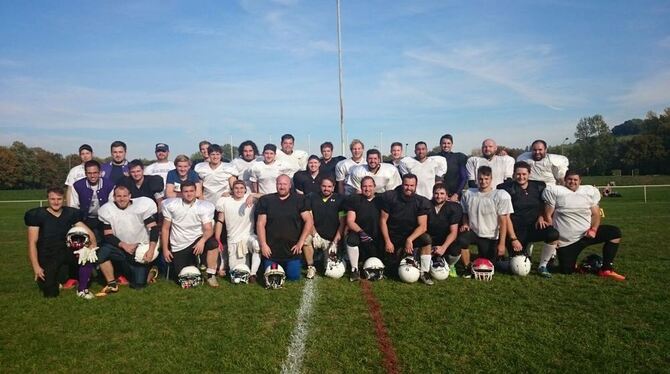 Starke Männer: die »Eagles Reutlingen«. Training ist auf dem Sportplatz in Degerschlacht. FOTO: PRIVAT Starke Männer: die »Eagles Reutlingen«. Training ist auf dem Sportplatz in Degerschlacht. FOTO: PRIVAT