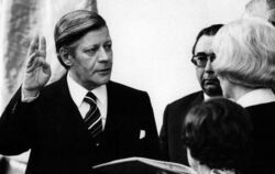 Als Nachfolger des zurückgetretenen Willy Brandt wird Helmut Schmidt am 16.05.1974 von Bundestagspräsidentin Annemarie Renger