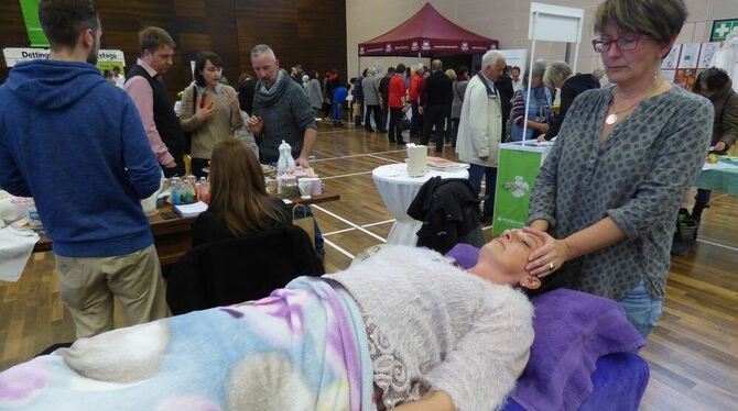 Eine kostenlose Kopfmassage war beim Dettinger Gesundheitstag bei zahlreichen Besuchern gefragt.  FOTO: BÖRNER