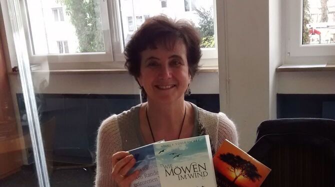 Pastorin, Autorin und Lehrerin: Nicola Vollkommer hat viele Interessen. FOTO: ZMS