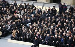 Trauerfeier am Pariser Invalidendom. Im Vordergrund: Frankreichs Präsident François Hollande. Foto: Ian Langsdon