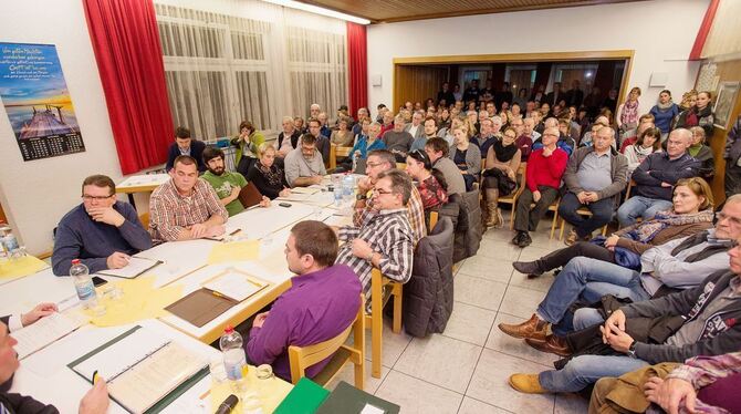 120 Bürger kamen zur Ratssitzung im Gemeindesaal, um sich über die Flüchtlingsunterkunft-Pläne zu informieren. FOTO: TRINKHAUS