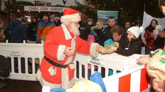 Der Nikolaus verteilte allerhand Gaben auf dem Pfullinger Marktplatz.  FOTOS: KABLAOUI