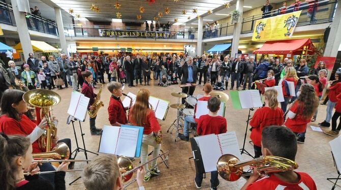 Mit Musik geht alles besser: Das Schulorchester der Friedrich-List-Gemeinschaftsschule beim Christkindlesmarkt.  GEA-FOTO: MEYER