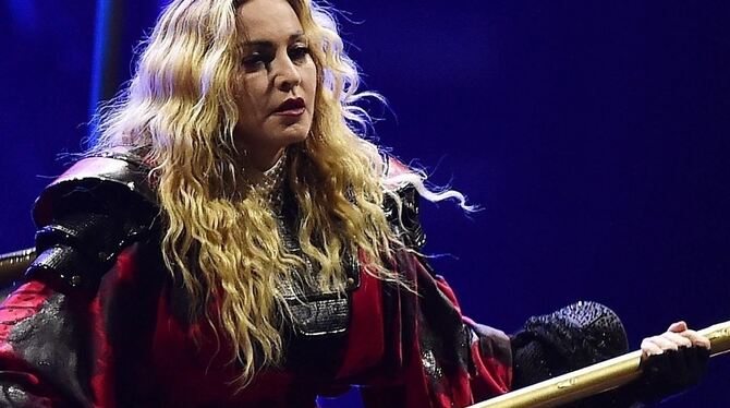 Madonna ganz in ihrem Element – mehr Show geht nicht. FOTO: DPA