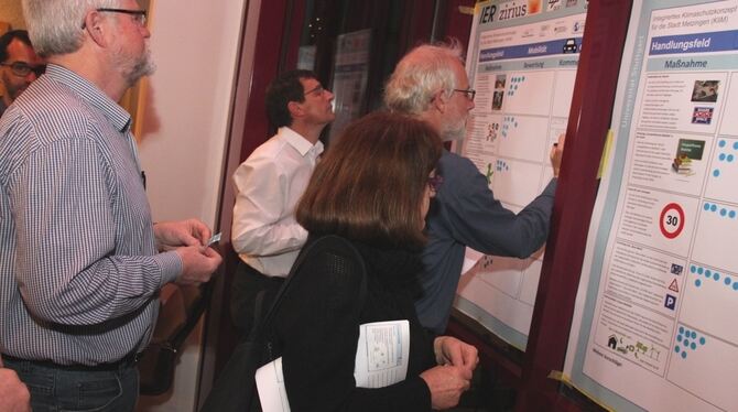 Teilnehmer des Info-Abends bewerteten die von den Wissenschaftlern vorgeschlagenen Klimaschutzmaßnahmen. FOTO: LEISTER