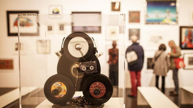 Das Kunstwerk »Dharma Wheel Turns« von Künstler Nam June Paik in der Ausstellung »Cover Art« in Ludwigsburg.