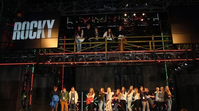 Hatten viel Spaß beim Blick hinter die Kulissen: ZmS-Reporter auf der »Rocky«-Bühne. GEA-FOTO: STEEN Hatten viel Spaß beim Blick hinter die Kulissen: ZmS-Reporter auf der »Rocky«-Bühne. GEA-FOTO: STEEN