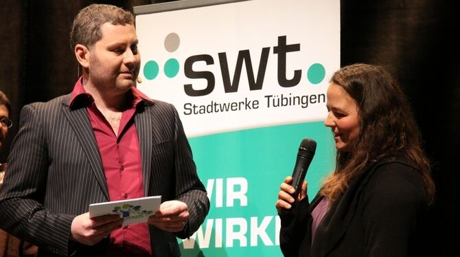 Cornelia Schäfer aus Gomaringen nimmt den ersten Publikumspreis (4 000 Euro) von Moderator Patrick Schnicke entgegen. GEA-FOTO: