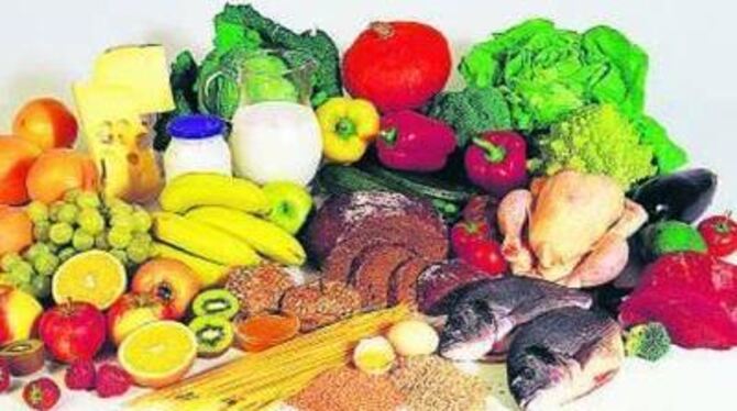Viel Obst und Gemüse, Fisch und Fleisch, Hülsenfrüchte, Milchprodukte und wenig Kohlenhydrate - ­ das sind die Bausteine gesunde